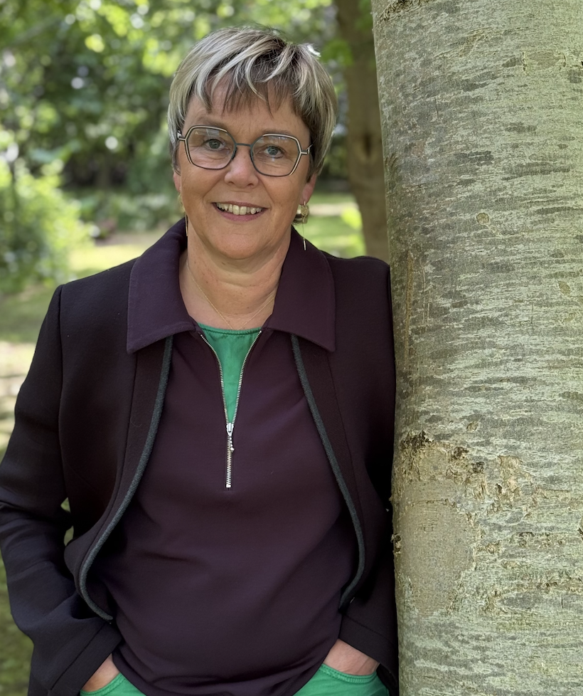 Annette ved et træ